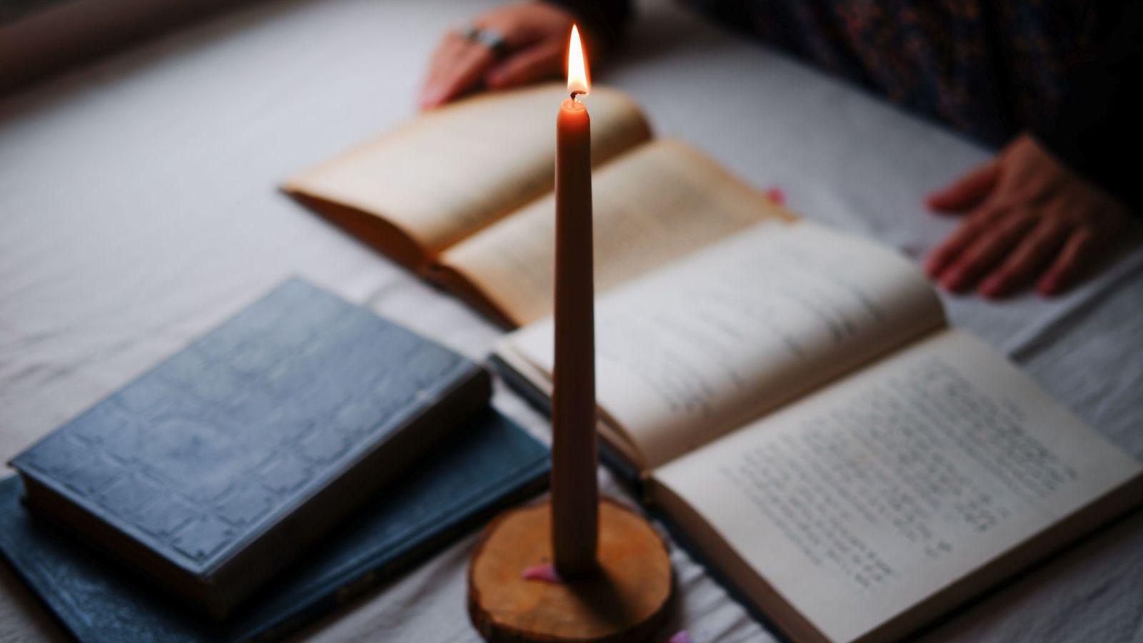 Beeswax candles vs regular candles: what's the difference?