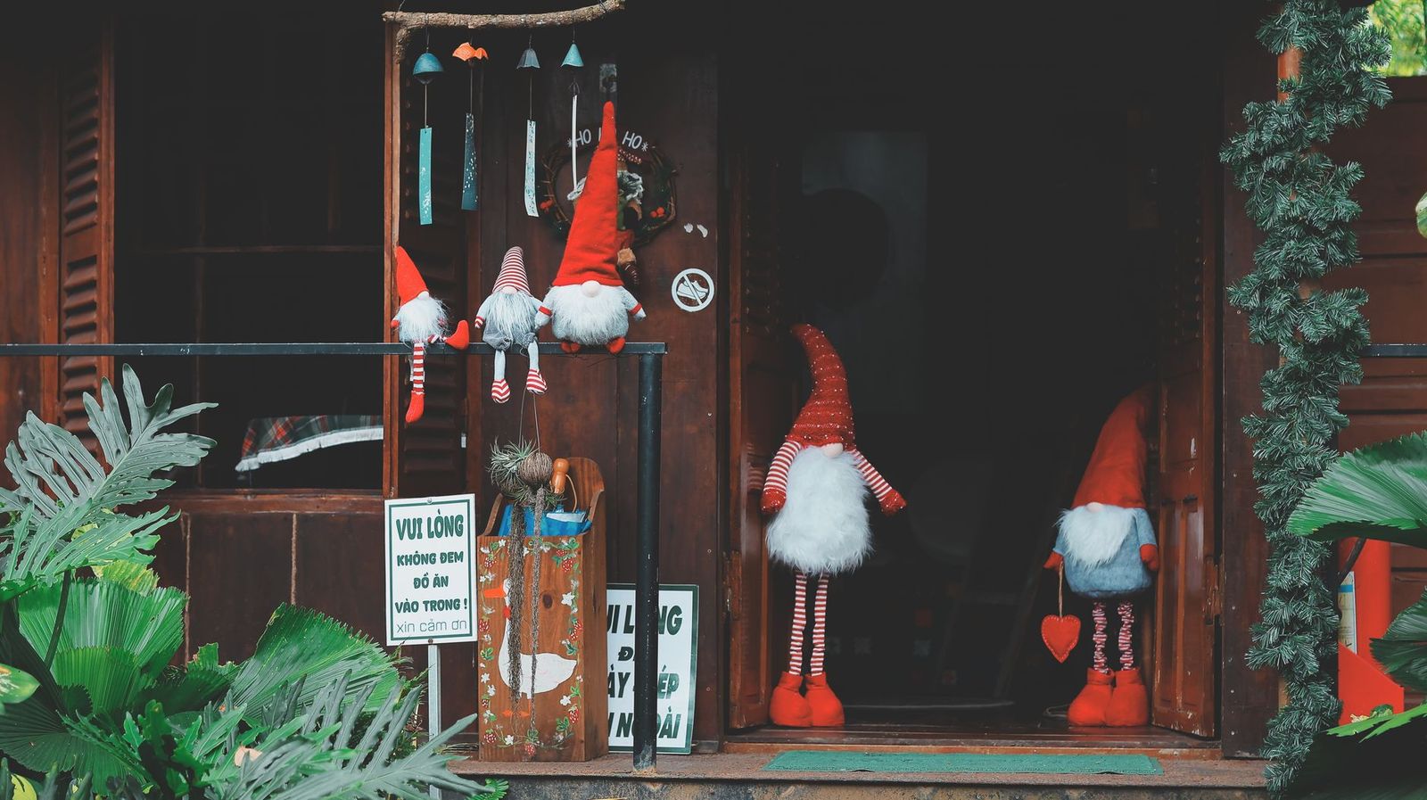 Gnomes as earth elementals: folklore and practice